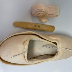 Sansha pointe shoes size 8M with ribbon and sticks
